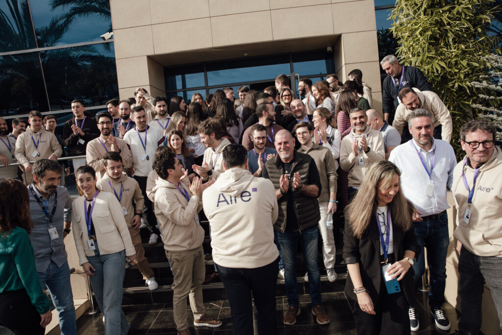Foto en la sede de Elche con varios trabajadores aplaudiendo y celebrando el evento con alegría.