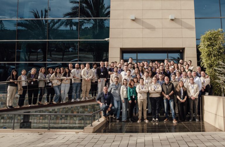 Foto grupal en la sede de Elche durante la celebración del lanzamiento de Aire.