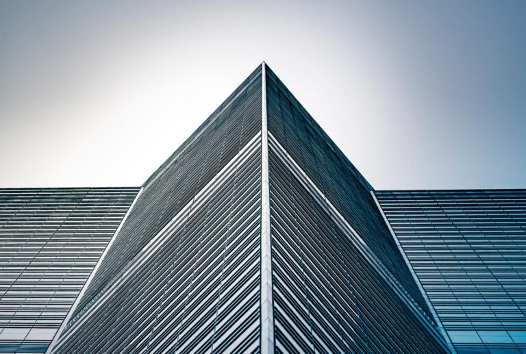 Edificio de oficinas representando el entorno empresarial y la actividad cloud en España