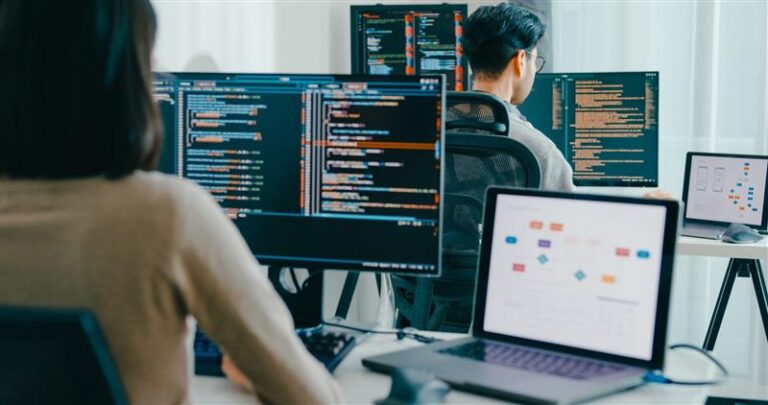 Imagen conceptual de infraestructura tecnológica integrada con seguridad y automatización de redes en la nube