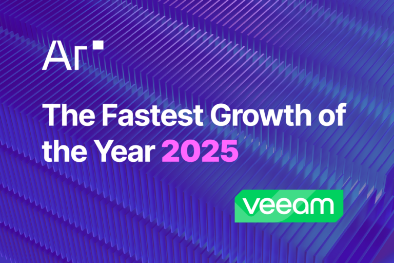 Logotipo de Ar y Veeam con el texto del premio The Fastest Growth of the Year 2025 sobre un fondo tecnológico morado.