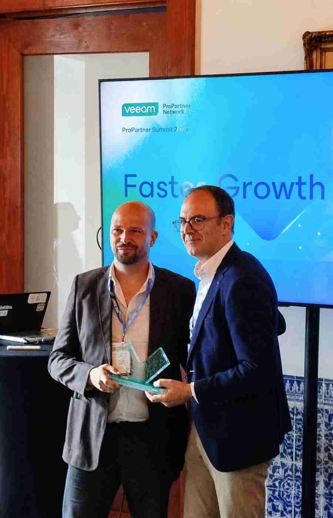 Pedro Freire del equipo de Ar recibiendo el galardón “The Fastest Growth of the Year 2025” durante el Veeam ProPartner Summit 2026.