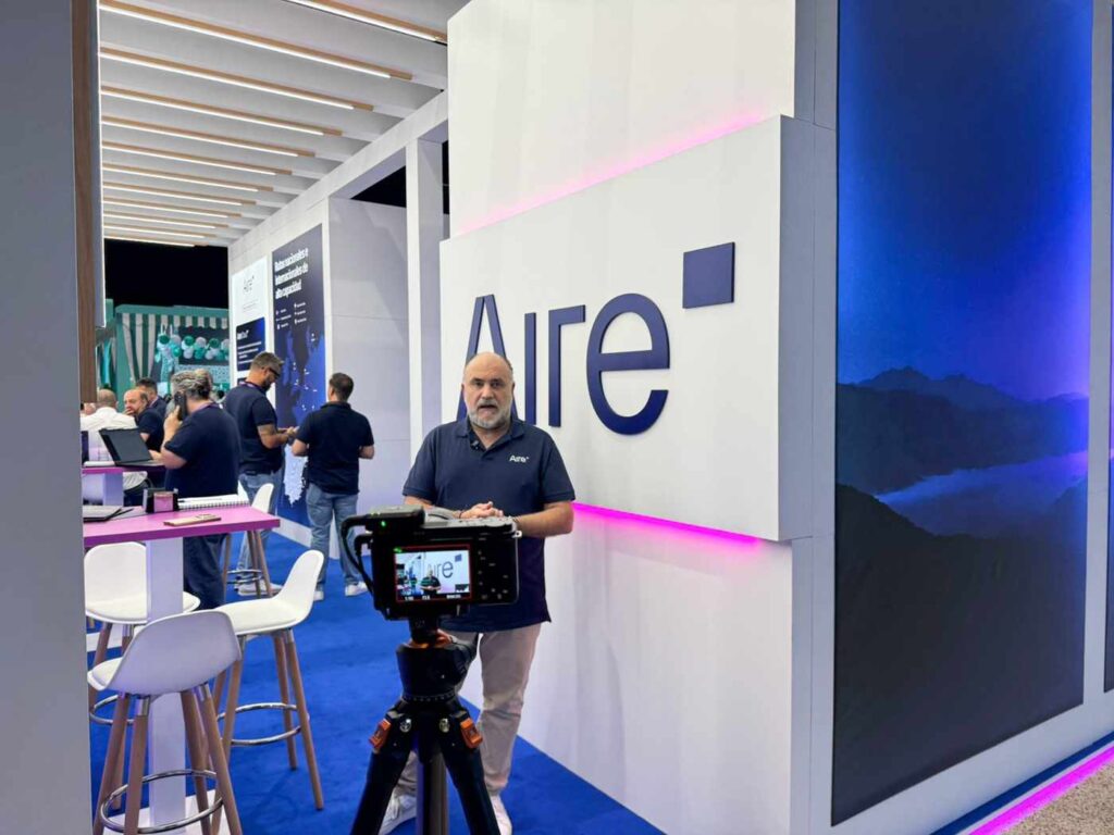 Manuel Antonio, director general de TELCO, realizando entrevista en AOTEC 2026