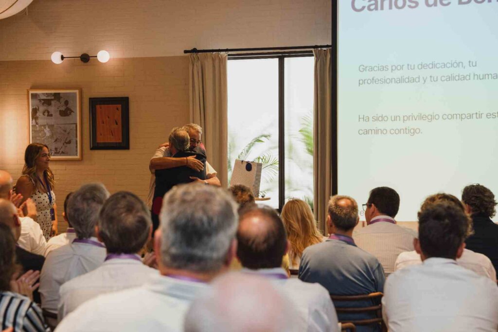 Abrazo a Carlos de Benito tras su homenaje en el Evento Canal SME.