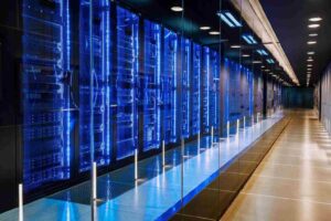 Fotografía de racks de servidores iluminados en azul en un centro de datos moderno, representando la infraestructura cloud de Aire Cloud y sus servicios de CDN y seguridad.