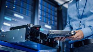 Especialista informático operando servidores en un data center para ilustrar la gestión de infraestructuras en entornos de nube privada e híbrida.