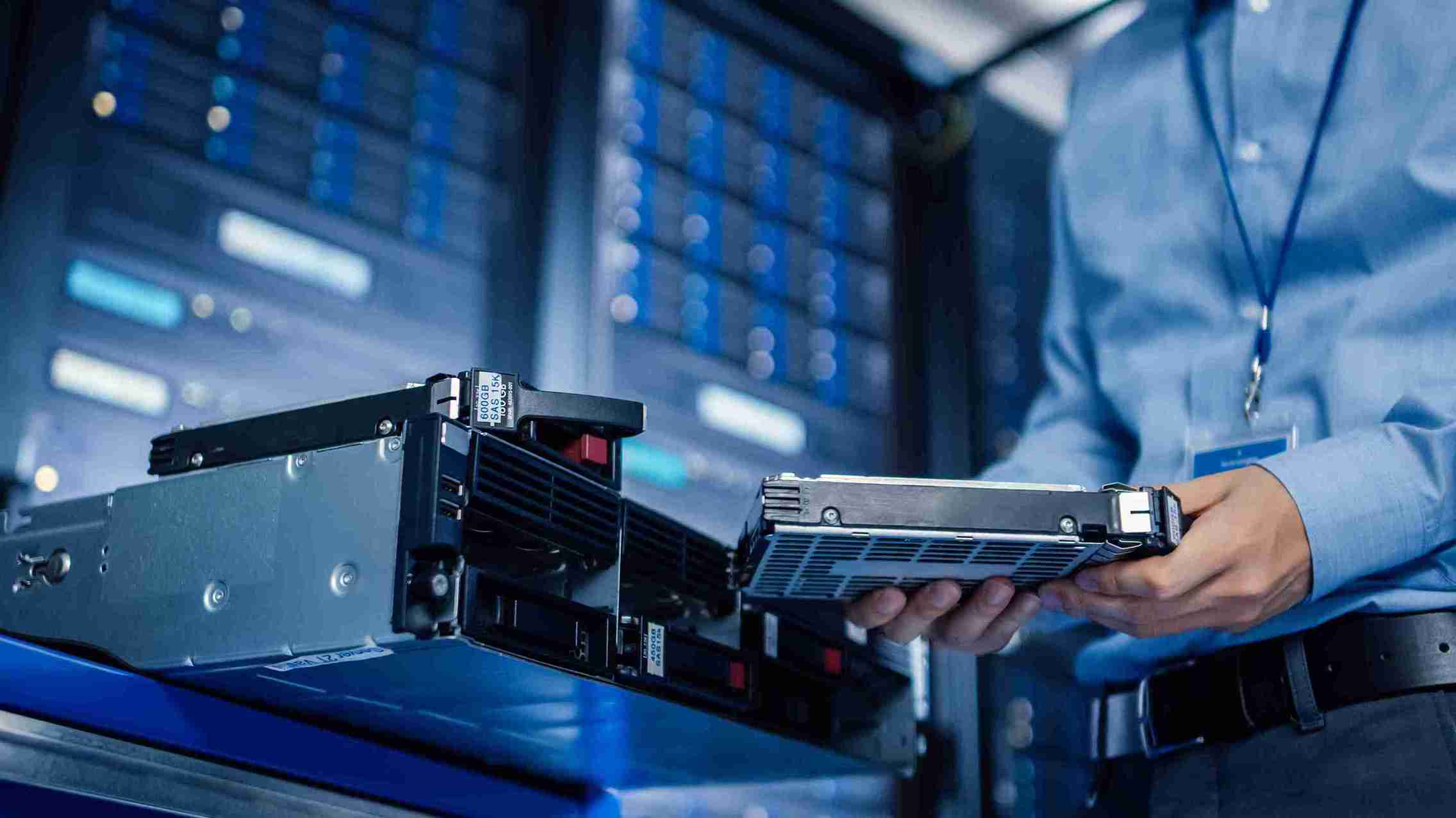 Especialista informático operando servidores en un data center para ilustrar la gestión de infraestructuras en entornos de nube privada e híbrida.