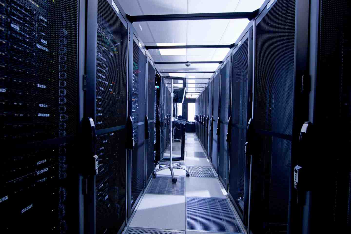 Pasillo de servidores en centro de datos para la migración cloud del caso de éxito de Twinlan.