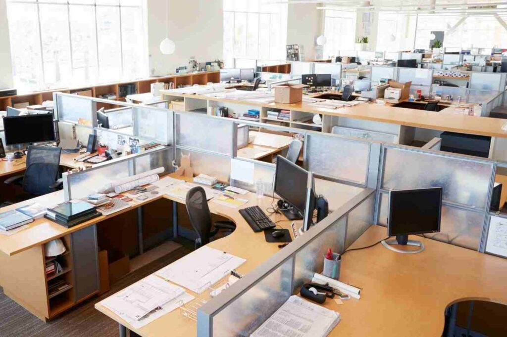 Oficina corporativa vacía con puestos de trabajo para ilustrar la continuidad del negocio en verano.