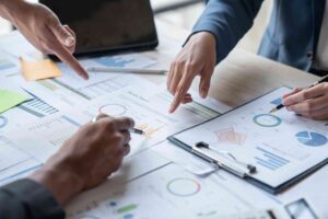Equipo revisando informes y gráficos para analizar la gobernanza y gestión del dato en una empresa.
